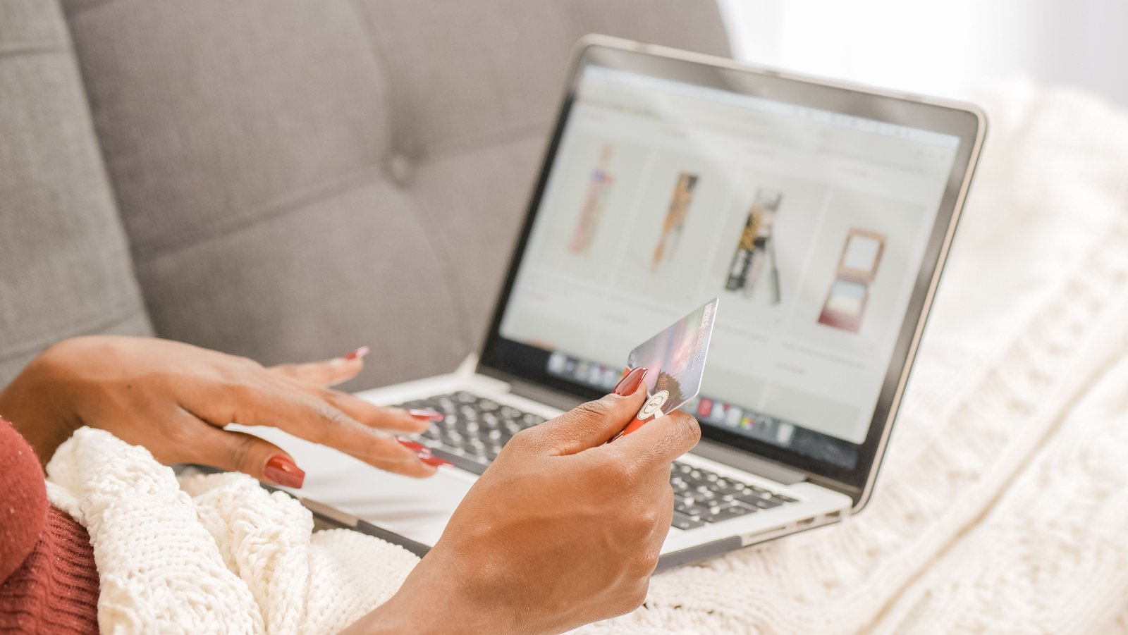 Tajna online kupovina na laptopu s karticom